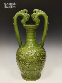 美品耀州窑青瓷暗饰刻瓷龙纹双龙耳瓶 体型硕大，气势磅礴。 高63宽31厘米。
