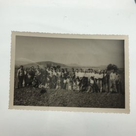 西南联大最早地下党组织“四人临时小组”成员之一，原北京勘测设计院副院长，著名水利学家黄元镇（郝诒纯院士爱人）旧藏：1967年中国援建阿尔巴尼亚伐乌代耶水电站（又名毛泽东水电站）期间参加劳动珍贵合影老照片一枚（背面均有黄元镇亲笔题记，详细记录人员姓名。二排右十一为黄元镇）
