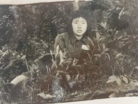 50年代初中国人民解放军美女军人女兵女军官着50式军装草丛中照片