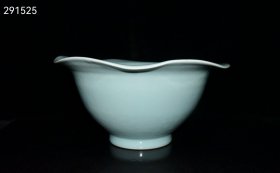 珍藏宋代龙泉釉花边大碗