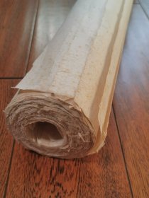 70年代日本楮皮纸，纯手工宣纸，毛边未裁切，生宣，188×95厘米，纸厚纤维密，很适合做背裱纸，边缘有老斑，50元一张，只有九张