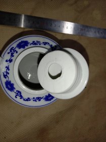 景德镇制:陶瓷青花开光 …花开富贵茶壶(壶底面印有景德镇制印章，详看如图 下单慎重介意勿拍)具有 收藏实用价值。