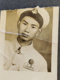 1953年中国人民解放军着50式海军军装佩戴解放西南胜利纪念章照片照片残破(可能是云南镇雄陇家相**册)