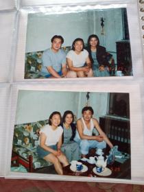 1989年彩色照片2张【爸爸妈妈女儿于沙发】