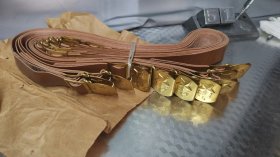 前苏10条 联老腰带，258号，适合前少先队先锋队成员。这款是苏联政府统一发行的版本，保存完好，共有10条。每个腰带配有金属扣，上面有星星图案，象征着荣誉和成就。 成色：几乎全新，保存完好，适合收藏或展示。 价格：具体价格请私聊，售出～ 感兴趣的小伙伴快来点“我想要”和我私聊吧～