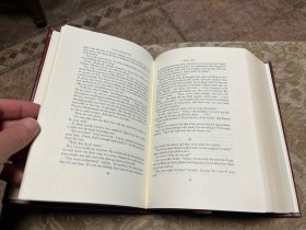 《安娜·卡列尼娜》Anna Karenina 托尔斯泰 Tolstoy 的长篇小说。贵妇安娜与军官渥伦斯基邂逅相爱，她不顾舆论束缚与之相伴，却因爱情变质和社会压力最终卧轨自尽；贵族列文追求精神道德，在爱情挫折与农事改革困境中，于家庭和土地劳作里寻得内心安宁…这部作品是世界文学经典，影响深远，以其深邃思想、高超技巧和广阔视野为人道。Easton 出版社真皮限量收藏版，早期精品。