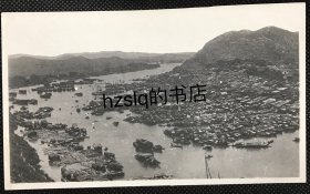 【照片珍藏】清末民初广西梧州西江旁城市建筑群及码头周边场景，可见山体风貌和江中各式舟船。老照片内容丰富，甚为难得
