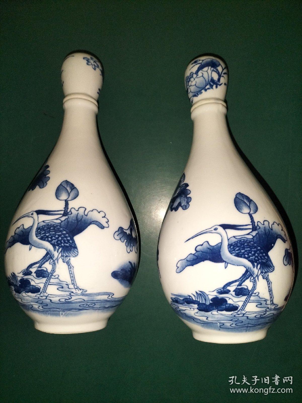 青花仙鹤荷花图案的瓷酒瓶 2个合售 图案非常漂亮