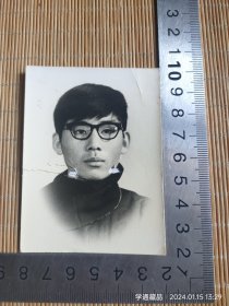 老照片：74年戴眼镜的小伙子，有撕裂痕迹（尺寸见钢板尺）