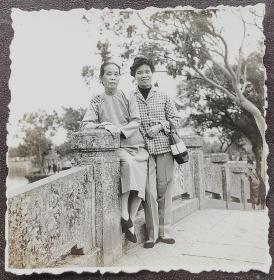 杭州老照片，五十年代，杭州西湖，穿旗袍，母女留影