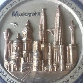 马来西亚纪念章直径14厘米金属部分12厘米镶嵌在塑料底盘上