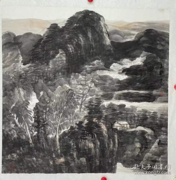 朱敏1956年生。上海中国画院画师、创研室副主任。上海美术家协会会员、上海林风眠艺术研究协会会员。  