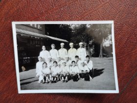 70~80年代老照片一张，刚恢复招生的吉林医学院男女实习生合影