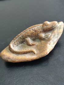 河磨玉蜥蜴吸亿摆件茶宠，295克。