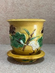晚清民国 素三彩一鹭清莲案头菖蒲盆 通高 8.5 口径 8.2cm。 内口沿一短精釉，不过不透。一处烧窑时的窑封。（最后一图） 其余全品相。