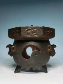 茶器~铸铁茶炉
三足、双兽耳浮雕镂空雕刻，工艺精美漂亮品相完整茶舍必备………tlg
