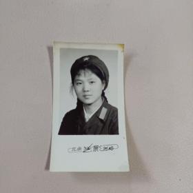 黑白照片:美女军人  北京艺影照相