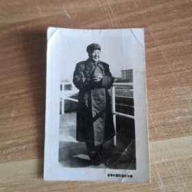 老照片 六十年代 毛主席穿军大衣全身照 长6.8宽4.5厘米