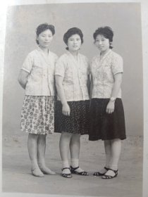 1980年代《老照片》穿花衣黑裙子的青年端庄女子