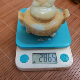 和田玉三足玉炉一只重286克放漏出玉质非常油润细腻刀划不动