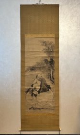 【雪村周继】
名称:老字画【布袋图】老作品，
画家:雪村
材质:纸本绫裱立轴，木盒装
规格:48*122(画心尺寸cm)
        62*201(整体尺寸cm)
品相:如图 老旧，黄斑，折皱，水渍，缺肉，裱件破损，脱裱
轴头:轴头完整
【雪村周继】（1504－1589），室町时代后期的禅僧画家与艺术家，出生于今本州岛中部的茨城县。他充分学习绘画技巧，为16世纪前后日本著名的水墨画画家之一。