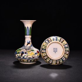 旧藏 明成化红胎斗彩姹紫婴戏纹赏瓶（万贵妃款） 高21厘米 宽12.5厘米