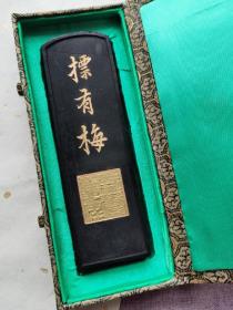 日本回流老墨锭摽有梅，老胡开文七十年代制，这个板子的摽有梅少见。精致漂亮，描金银精细，无侧款和打码，重160克，藏品未磨，上部表层微裂纹，见详图。