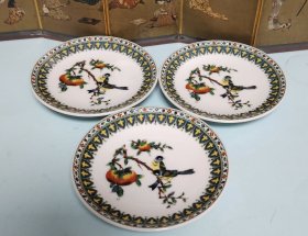 三只全新全品，京烧名家～平安俊山作。交趾釉花鸟小碟。直径12厘米，高2厘米。三只一起出。T40