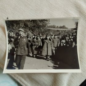 珍贵老照片。1971年样板戏沙家浜剧组进驻长影拍摄电影，受到群众夹道欢迎。郭指导员扮演者谭元寿京剧大师代队。时代特色显著，戴像章，挥动红宝书，组织喊口号。