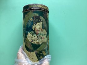 超值少见民国旗袍美女图，神似影后胡蝶，民国著名亁和祥茶庄老茶叶罐，漂亮完整上有地址电话开设山西太原等字P s百年老物件品自鉴，老茶盒老茶叶罐形有点凹（请注意看），但不影响整体美观，要求完美者慎拍，介意者慎拍