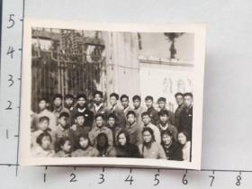 50-60年代昆明工学院附中学生在昆工后门(米轨旁)合影照片“教育……”(邹位相册，邹位约1961年毕业于昆工附中，之后就读于昆明工学院)