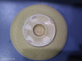 卖一老碗，口径16.5厘米，高8厘米，足径6.5厘米。AI说是宋代越窑褐彩莲花碗，品相完好无瑕疵，单色釉，画花自然流畅。经典收藏瓷器，喜欢的朋友可以联系我。
