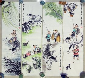 人物画，四条屏，牛，童趣，牧牛，担柴，下棋对弈，国家一级美术师，中美协会员马雪峰老师真人真迹纯手绘作品，假一赔万，终身保真，支持第三方鉴定，老师的人物画的非常细，惟妙惟肖，整个构图非常大气，漂亮。尺寸为1.38×34公分，四尺对开的四条屏，家里客厅，卧室，玄关，茶室，书房，中堂，办公室，大厅都可悬挂，不挑地方，寓意非常好。