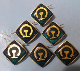蓝色铁路徽章，背面有豫铁二字，品相如图好，每枚五元，任意选购多枚，联系我。