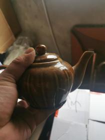 老酱釉茶壶