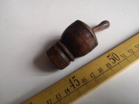 清或民国，应该是药房用具，中间小棍雕刻的取不出来，可能是将药粒从旁边倒进去研磨成粉未，倒出来即可，做工巧妙，材质不识，少见，请自鉴（杂5号）