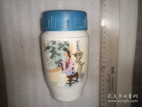七十年代，绘有西厢记人物的瓷杯，未使用，很漂亮