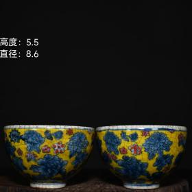 大清康熙年制青花釉里红花卉纹开片茶碗一对。
 高度：5.5cm
直径：8.6cm
