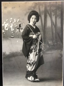 民国时期穿着木屐高发髻日本和服美女原版老照片