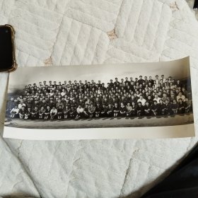 极其珍贵，未发表的，罕见老照片。 1971年八个样板戏的沙家浜剧组、奇袭白虎团剧组及长影电影拍摄主创人员，在省省委书记及长影领导班子陪同下，在长影电影摄影棚拍摄现场合影留念。照片中，京剧大师谭元寿、阿庆嫂扮演者洪雪飞、奇袭白虎团严伟才扮演者宋玉庆……其他自己辨认吧。