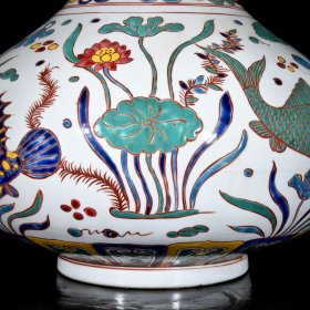 明宣德五彩连年有余纹天球瓶;41x34厘米