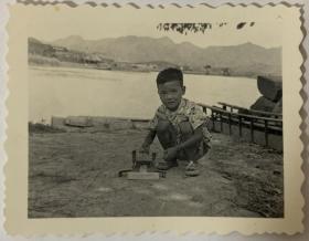 【老照片】约1950/1960年代可爱小男孩在河边玩游戏照片一张