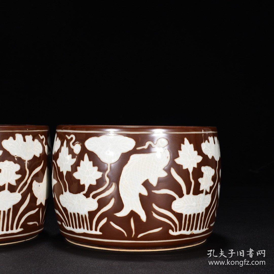 明宣德紫金釉留白鱼藻纹蛐蛐罐 高9.5厘米 宽13.5厘米