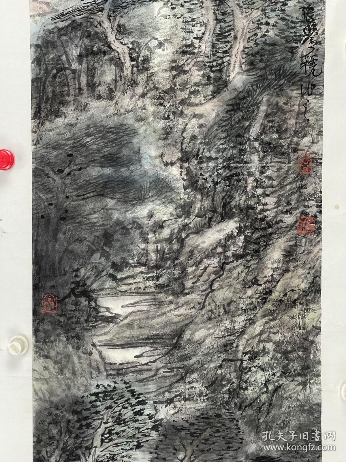 张建国 尺寸  138/34 托片
号雪樵、字鉴虢。毕业于中央美术学院国画系王镛工作室，中国书法家协会会员，中国石油书法家协会理事，中国石油画院画师。现为中国国家画院赵卫工作室画家。  1998年，《世界华人书画展》获金奖，《全国首届诗人书法家画家作品展》获成就奖。  1999年，入展《全国第七届书法展》。《“炎帝杯”国际书画展》获金奖。