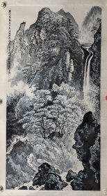 顾叔雍 81/42 立轴 （1955-）中国画家、书画鉴赏家。顾叔雍出生于中国上海市浦东，幼年期间受其父亲画画影响颇深，喜爱画中国画。1972年起拜上海画院著名画家张大壮、来楚生二位门下，入室学习研究中国山水画、花鸟画。1975年后又拜上海中国画院著名画家、上海大学美术学院教授应野平为师，专研中国山水画。七十年代期间顾又受到了上海中国画院著名画家唐云、陆俨少、朱屺瞻三位的悉心指教。