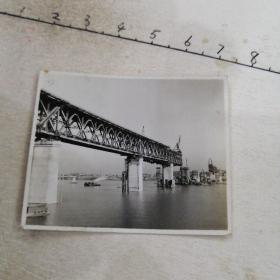 建设中的武汉长江大桥照/还有四个桥墩