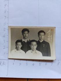 中国人民解放军 家庭相册保存军人照片 50年代老照片  4名男青年友谊长存合影照片