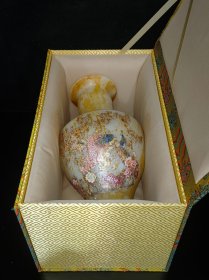 Y珍藏锦盒内装琉璃花瓶一件，包浆均匀自然，手感温润，保存完好无磕碰，成色如图，琉璃重：1091g，一套