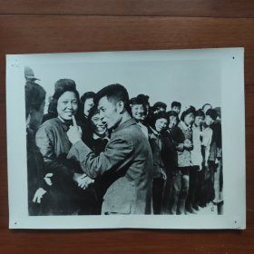 1956年，团中央书记处第一书记胡耀邦亲临黑龙江北大荒共青农场垦区，慰问垦荒队员W