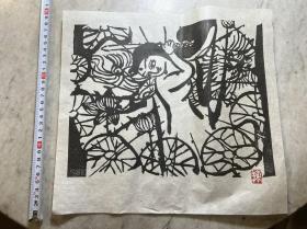 【铁牍精舍】【艺术装饰】【版画2-16】安川电机皮纸精印栋方志功版画三种2，品佳，大致尺寸见图。栋方志功（男，Shiko Munakata,1903－1975）日本版画家，早年从平冢运一学习版画，后形成自己独特风格。曾任日本国画会会员和民艺馆馆员。第二次世界大战后，在各类国际性画展上多次获奖，在国际画坛扬名。其作品刀法豪放，刚健洒脱。1970年获日本文化勋章。1975年，栋方志功逝世。